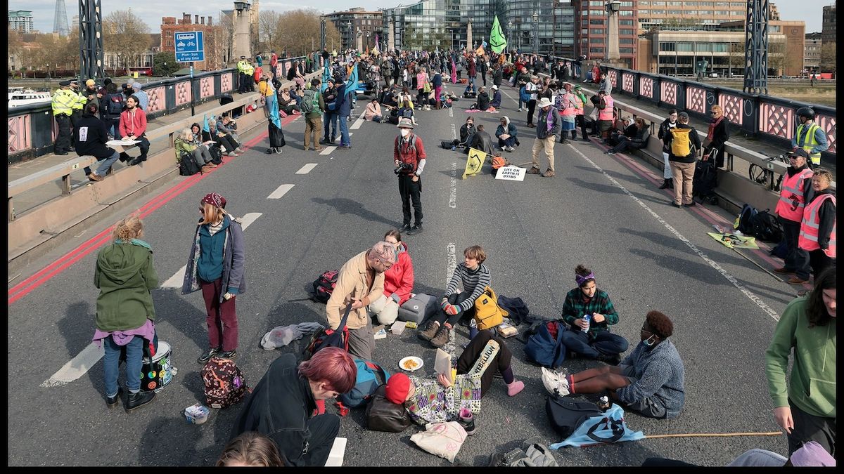 Protesty nesmějí vyvolávat chaos. Britové zakážou polehávání aktivistů na silnicích